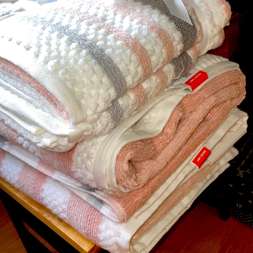 🛁Bath Towel Set in soft shades of pink, gray and white 🛁 NWT🛁 - Picture 6 of 11